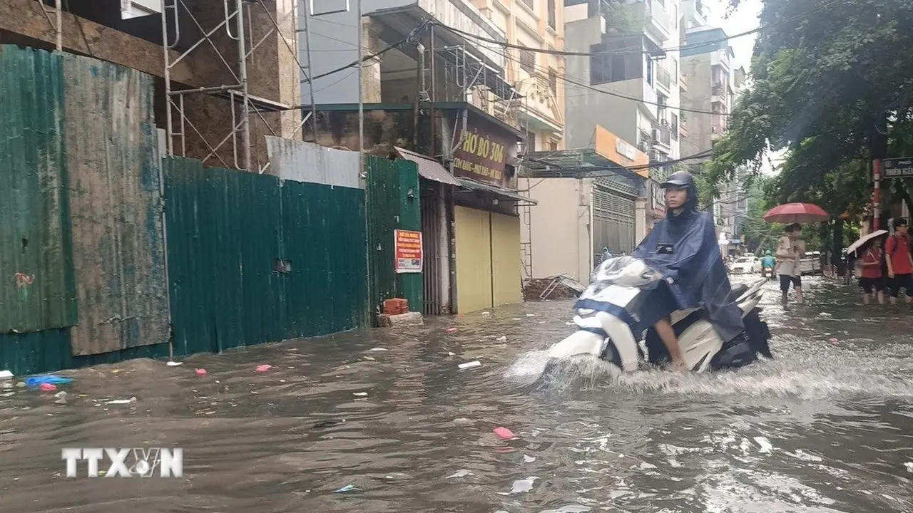 أمطار غزيرة وبحر هائج يضرب شمال ووسط فيتنام في 11 يوليو